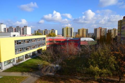 letecký pohled na budovu školy